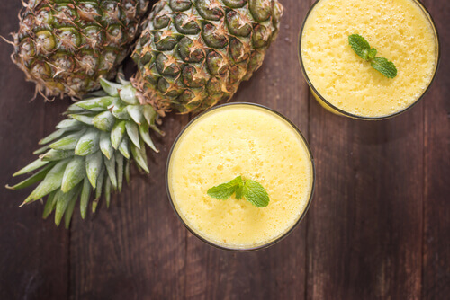 Fight migraines naturally with this pineapple and coconut smoothie.