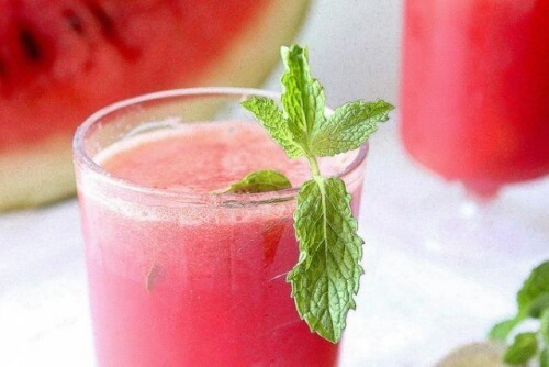 Fight migraines naturally with this watermelon and cucumber smoothie.