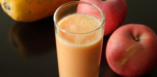 Apple and papaya detox drink