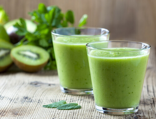 apple kiwi smoothie to fight morning fatigue