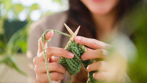 woman-knitting