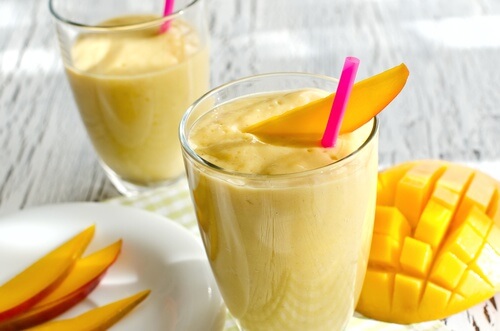 mango banana smoothie to fight morning fatigue