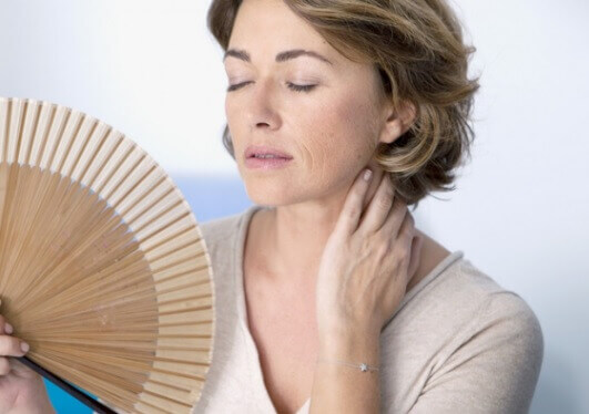 woman-with-fan