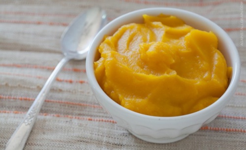 A bowl of pumpkin puree.