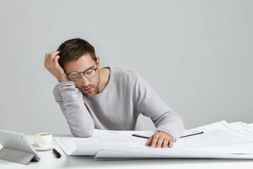 A person with fatigue which one of many kidney failure symptoms.