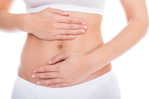 おなかに手をあてる