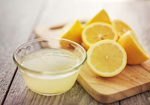 Lemon juice is on the natural ways to remove hair dye.