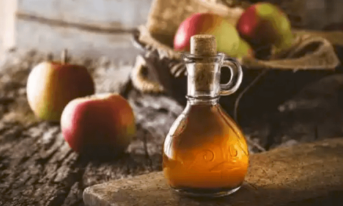 Apple cider vinegar is a good remedy to treat ringworm.