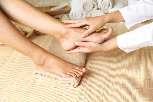 foot massage to improve leg circulation