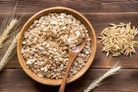 Flaked oats.