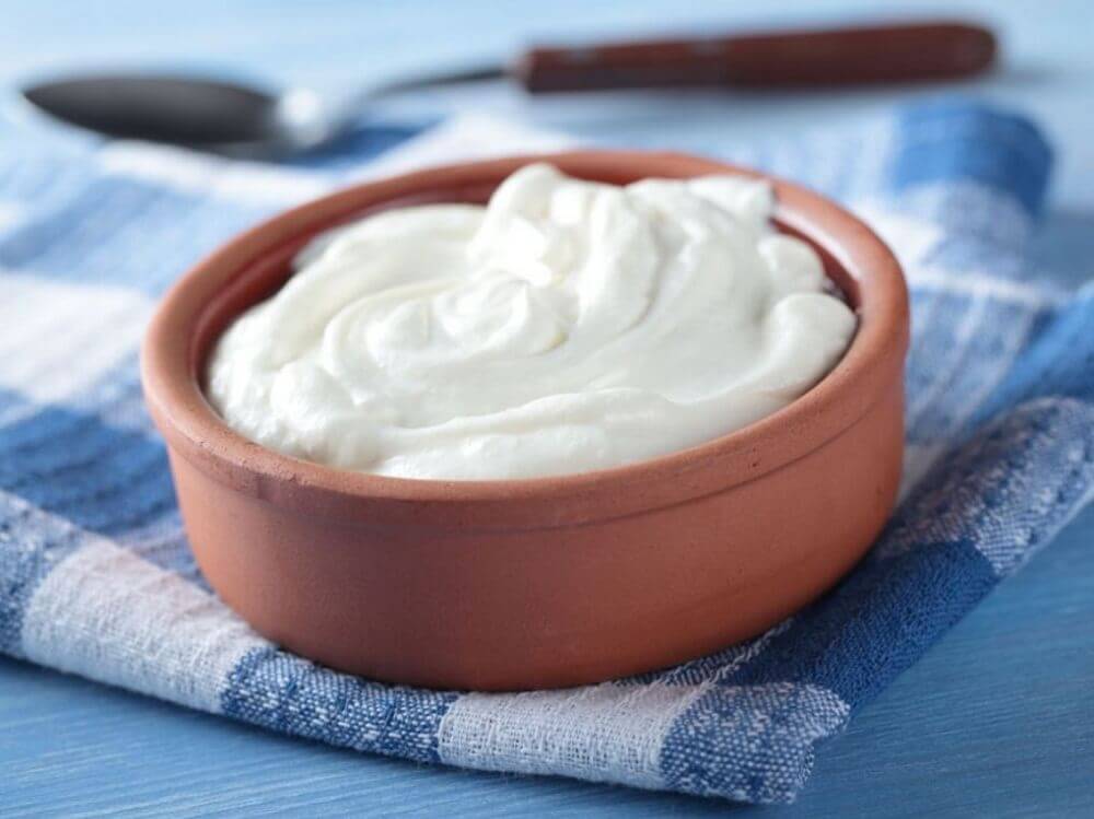 Natural yoghurt and tea tree oil