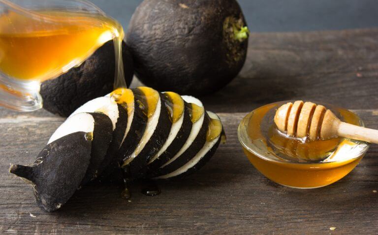 Radish and honey, one of the treatments to lighten age spots