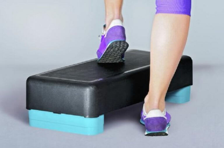 Kvinde der laver baenk oevelse