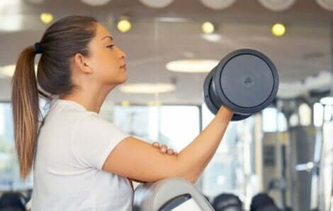 A woman lifting dumbbells.