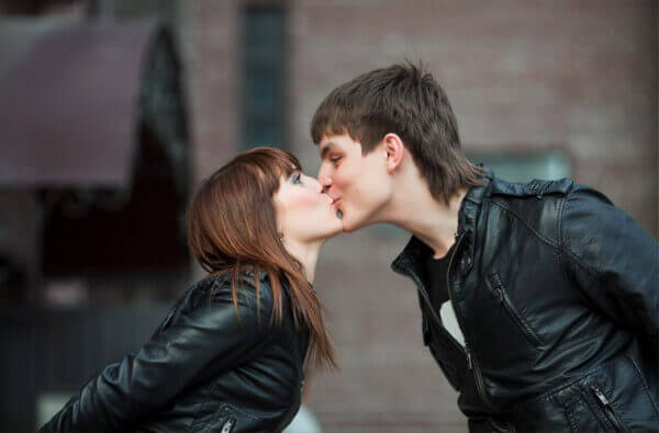 couple-kissing