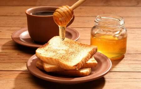 A delicious honey breakfast is a benefit of eating honey daily.