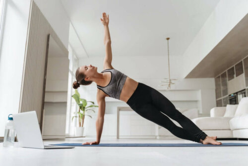 A woman doing exercise to get hard abs.