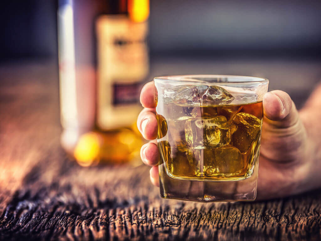 Person der drikker alkohol