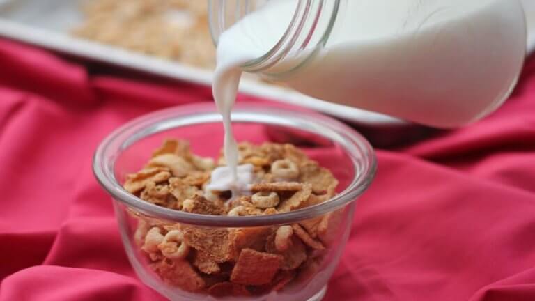 Wholegrain cereal with almond milk
