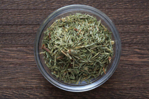 A bowl of horsetail for breast pain.