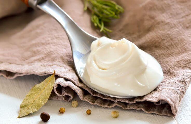 Mayonnaise and cinnamon treatment for manageable and silky hair