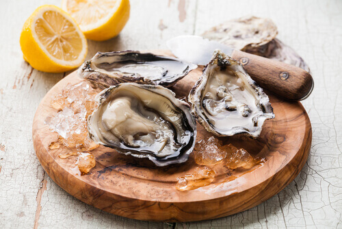 Raw oysters and molluscs