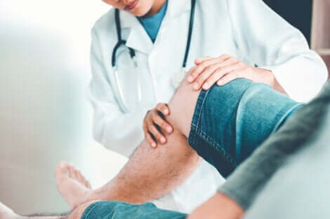 A person with knee pain at the doctor's.