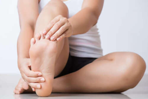 A person massaging their toes which helps with liquid retention.