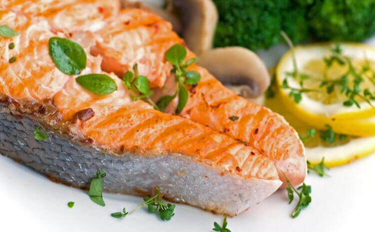 Salmon fillets scented with lemon