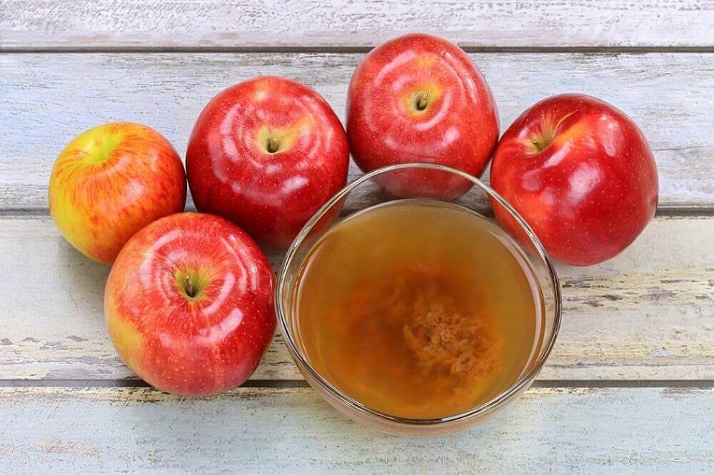Hausmittel zur Behandlung eingewachsener Nägel - Apfelessig und Äpfel