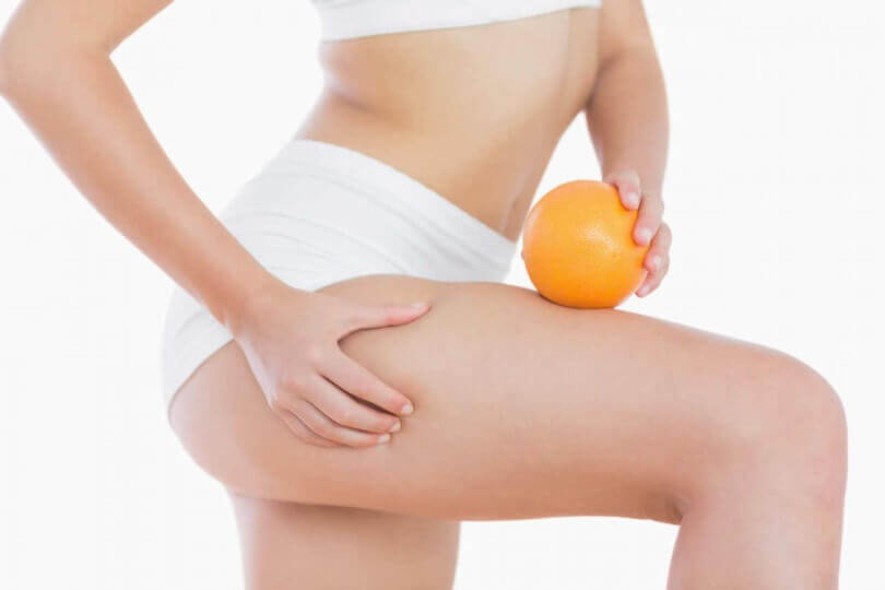 Kvinde der staar med en appelsin i sit undertoej