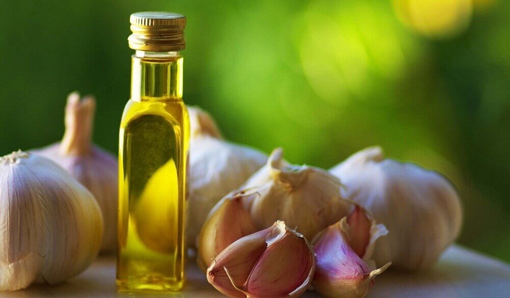 Hausmittel zur Behandlung eingewachsener Nägel - Knoblauch und Olivenöl