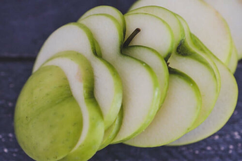 Green apples can help improve our cardiovascular health.