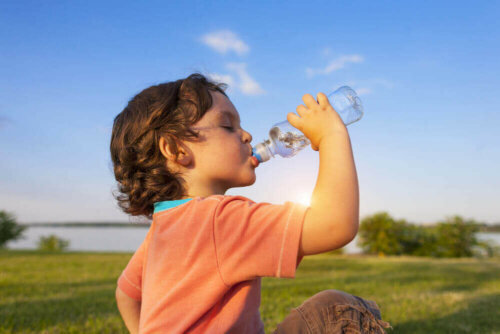 Drinking water like this is good for infections in children.