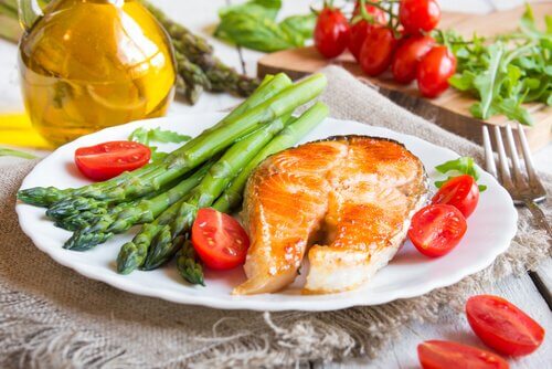 A plate of fish with asparagus