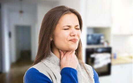 A woman with difficulty swallowing, one of the signs of throat cancer.
