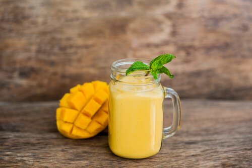 this orange smoothie is delicious, especially in summer