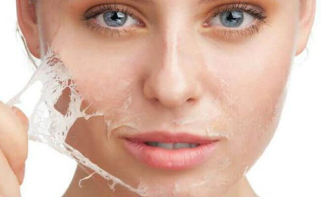Kvinde fjerner ansigtsmasker med gelatine