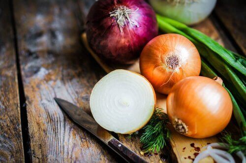 onions cut up on a table; drinks to soothe voice loss