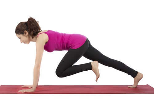 A woman doing mountain climbers.