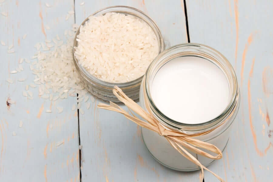 Coconut oil and a cup of rice.