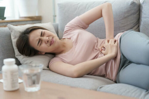 woman with stomach pain on the sofa; what your gases say about you