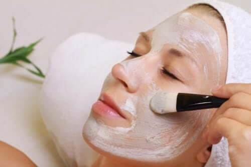 A woman applying face masks with aspirin.
