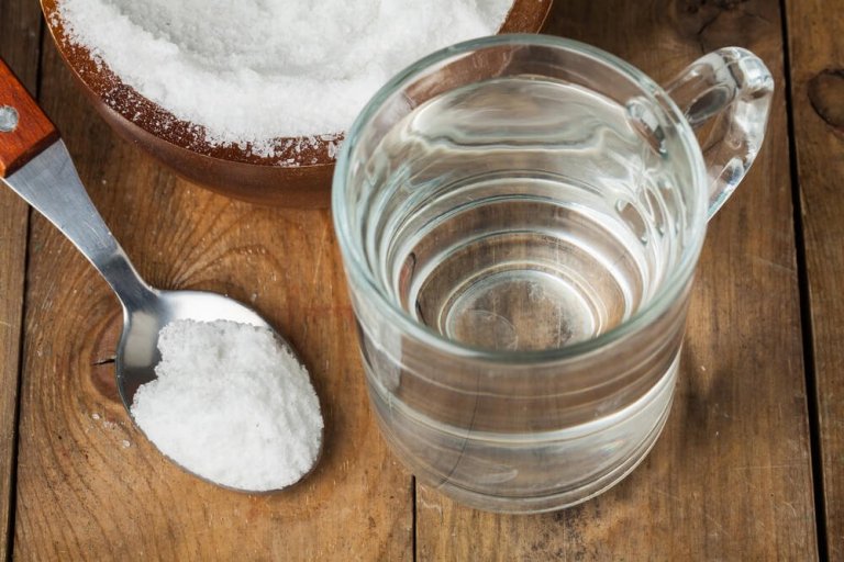 Gargling with Baking Soda and Water to Treat a Sore Throat