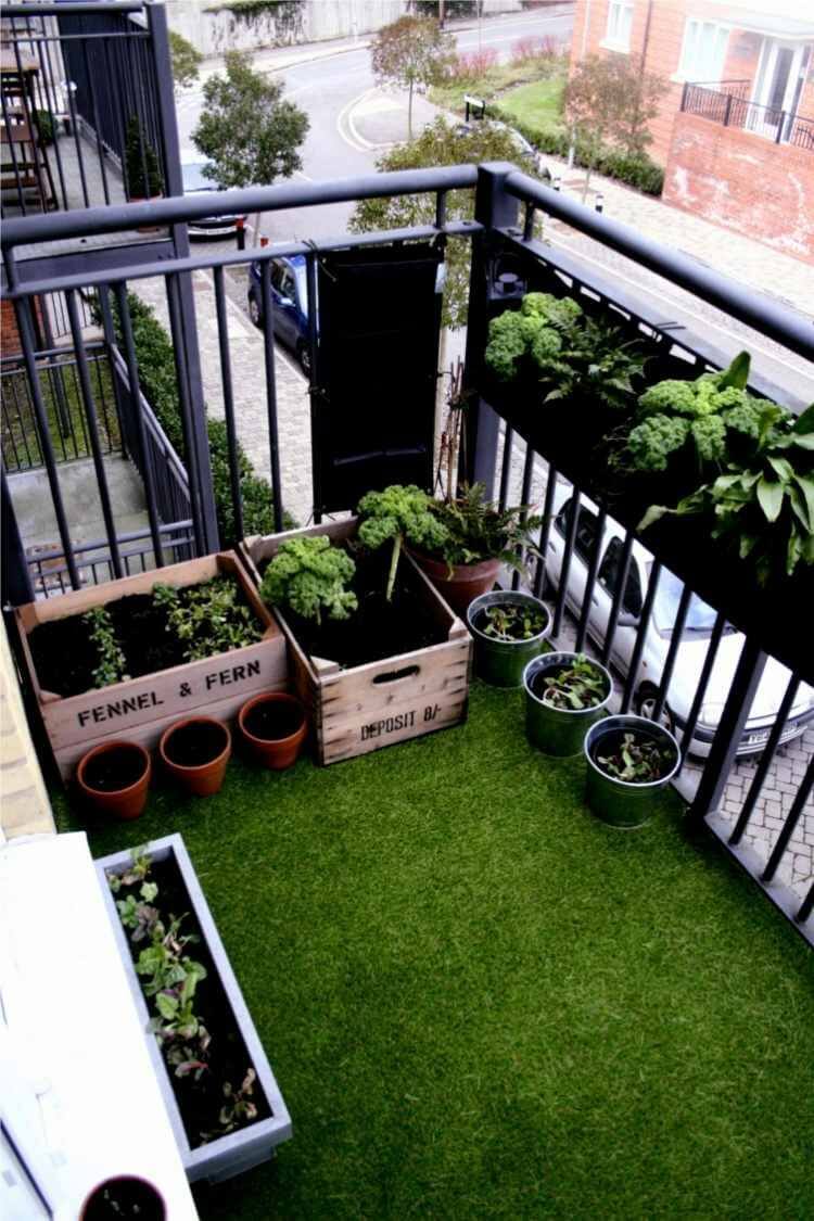 Balcony with Garden and Artificial Turf