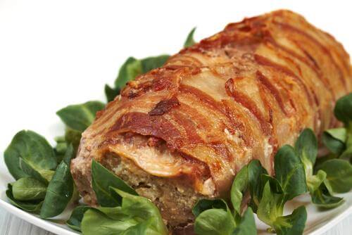 Marinate meat with red wine and herbs