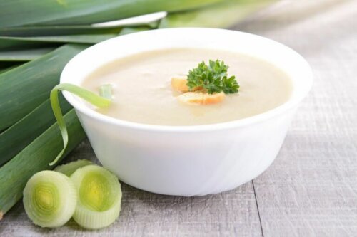 A bowl of cream of vegetables.