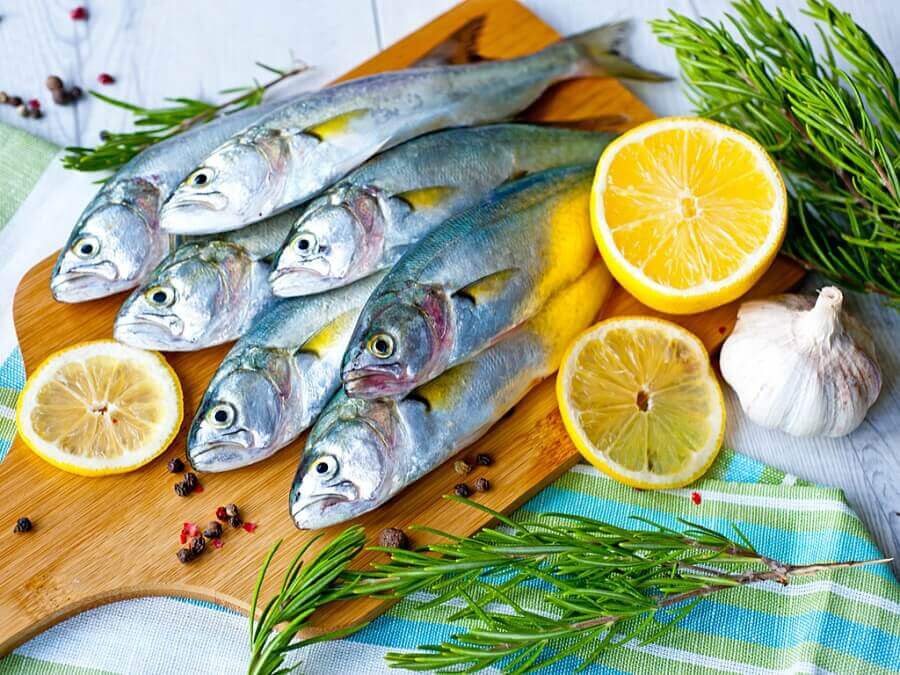 Einige Fische mit Zutaten für eine Mahlzeit.