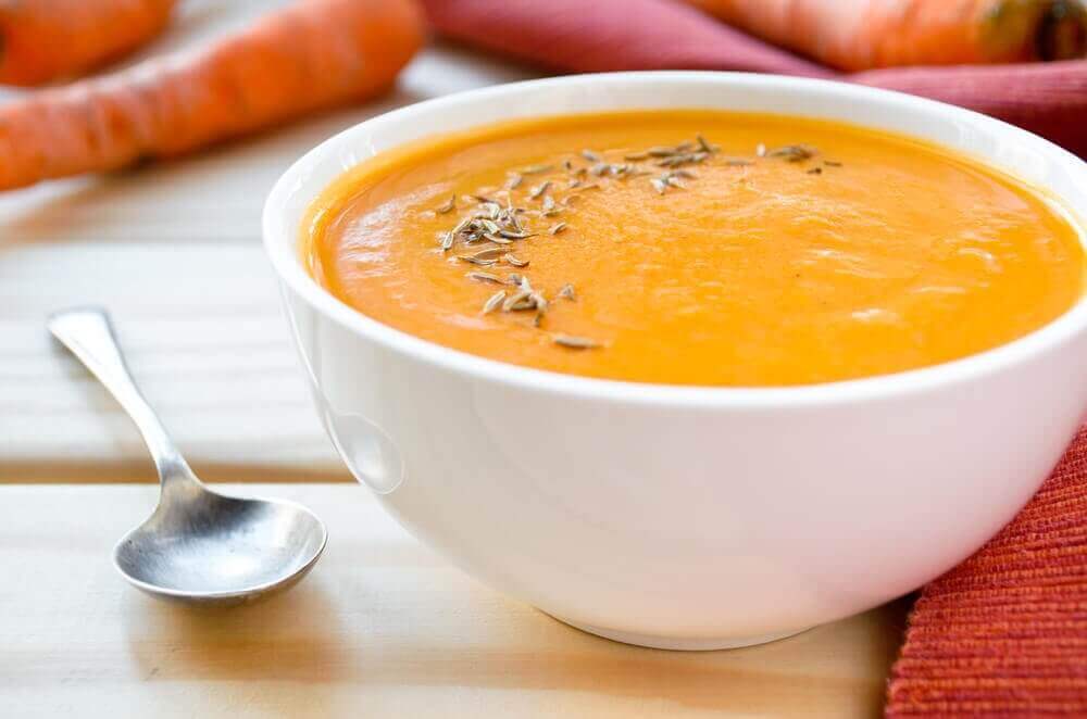 Eine Schüssel Karotten-Kurkuma-Suppe zum Abnehmen.