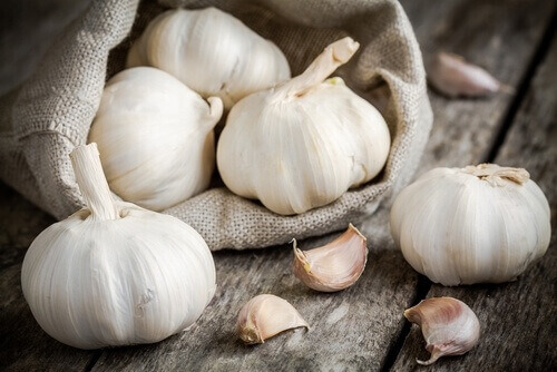 Fresh garlic cloves in a burlap bag reduce cancer risk